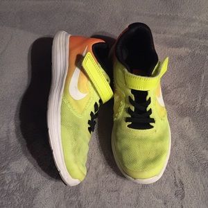 Boys Nike Evolution shoes Size 1.5Y - Used/good